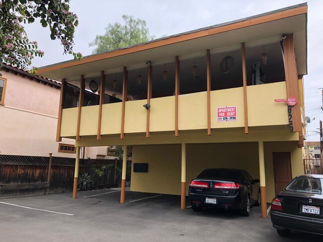 Front of building - 826 Westbourne Dr