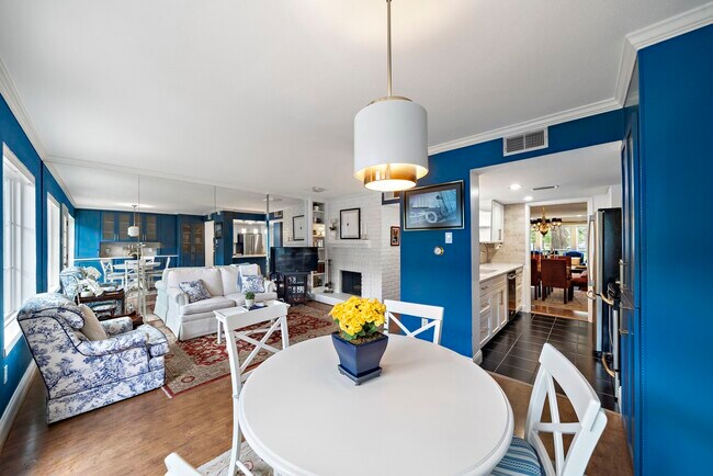 Foto del edificio - 8944 Chatsworth Dr