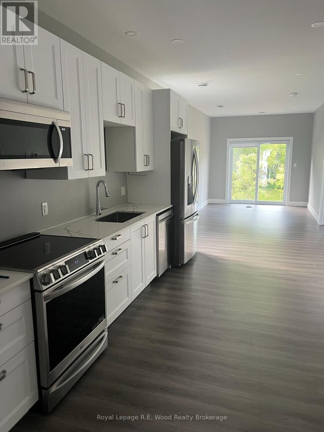 Building Photo - 335 John St S