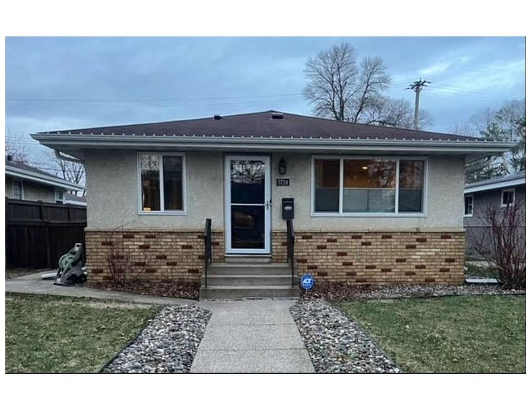 Primary Photo - Spacious 4-Bedroom Home Near Airport, Lake...