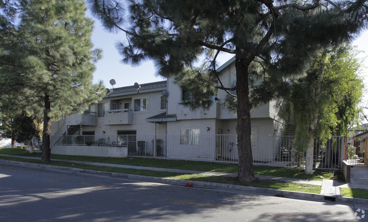 Foto principal - 6331 Los Robles Ave
