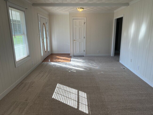 Building Photo - Close to everything! Rambler with fully fi...