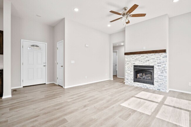 Foto del edificio - 264 Hickory Hills St