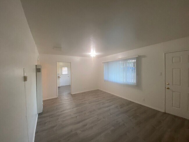 Building Photo - 3 Bedroom 1 Bath House Close to Schools & ...