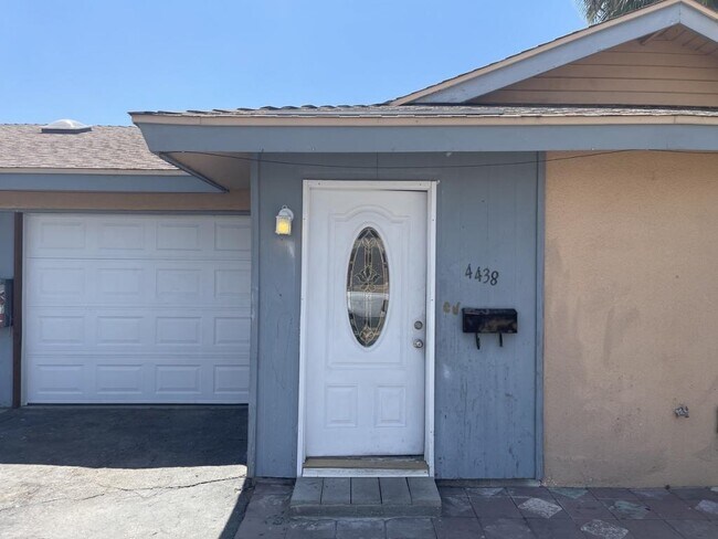 Foto del edificio - 4438 E Dakota Ave