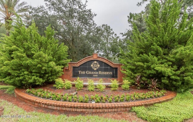 Foto del edificio - 13810 Sutton Park Dr N