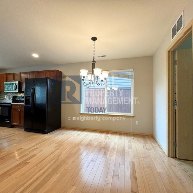 Building Photo - 3 Bedroom + Office Near Amenities!