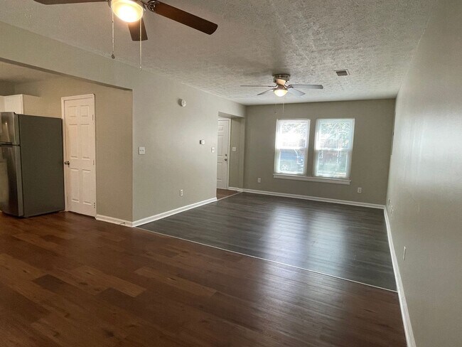 Building Photo - Newly Renovated Just For You!