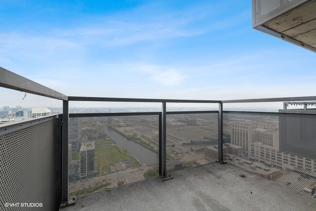 Building Photo - 235 W Van Buren St