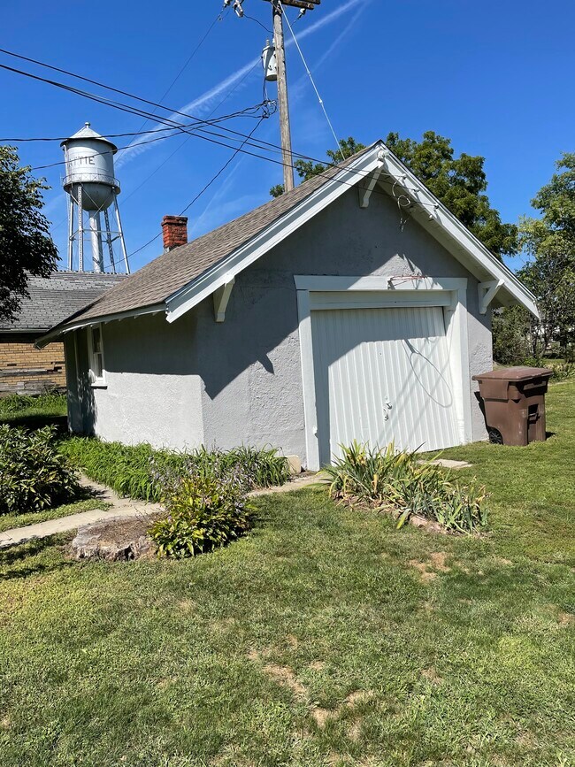Building Photo - 702 Oak St