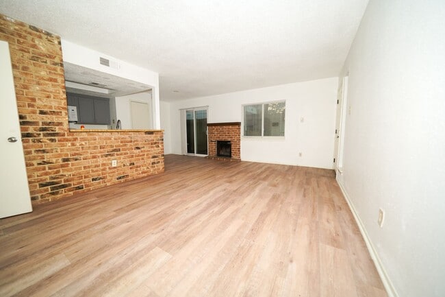 Building Photo - 2 BR 1 BA rental