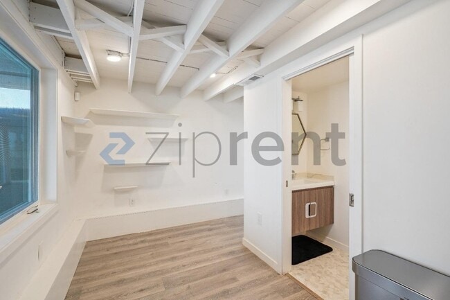 Building Photo - Unit