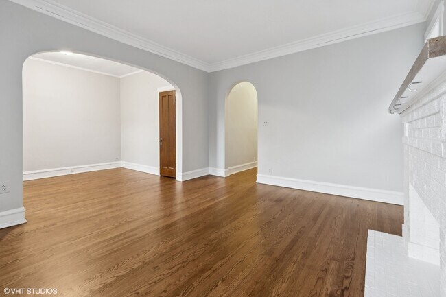 Building Photo - 1311 W Thorndale Ave