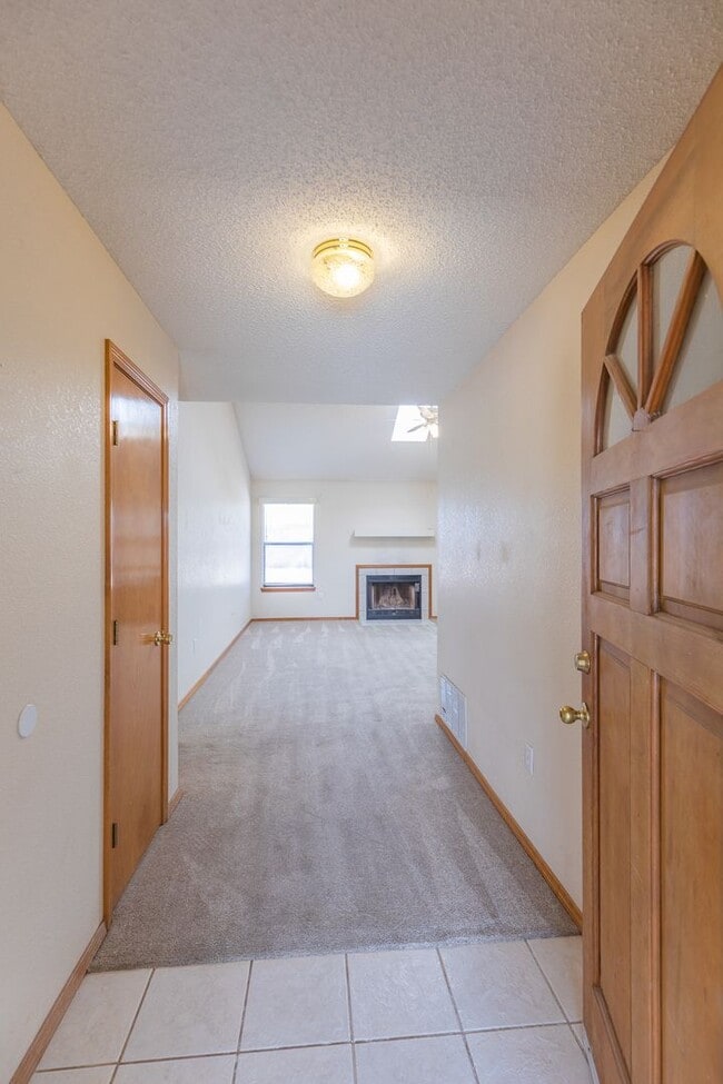 Building Photo - 3 Bedroom 2 Bath Home