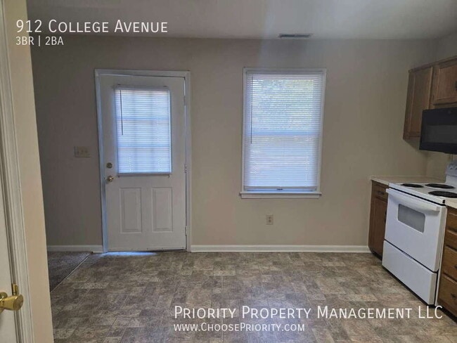 Foto del edificio - 912 College Ave