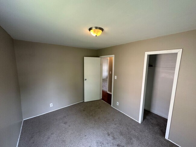 Building Photo - 3 Bedroom Single Family