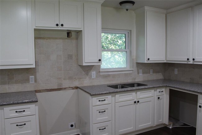 Foto del edificio - 23155 Landrum Village Dr