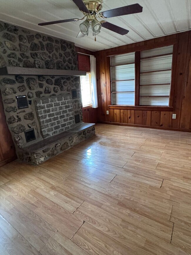 Building Photo - 3 Bedroom House Located in St. Robert, MO!