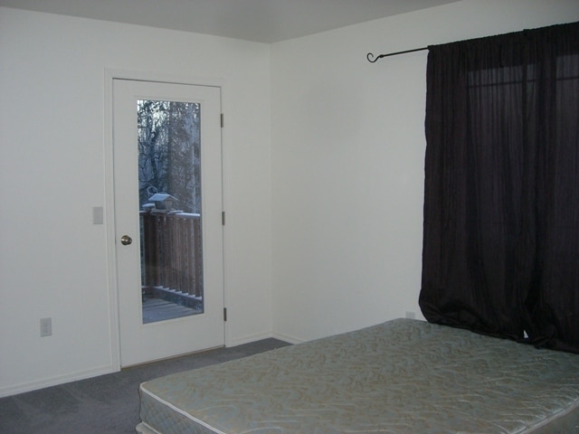 Building Photo - 3111 N Edgewater Dr