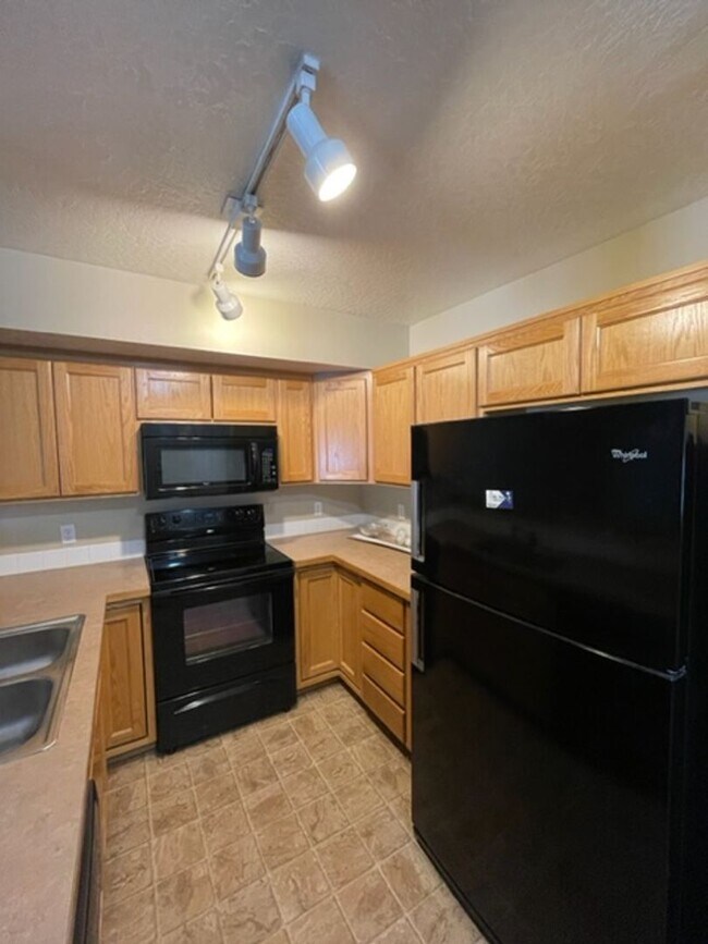 Building Photo - HYDRA PLACE TOWNHOUSE (P#119)