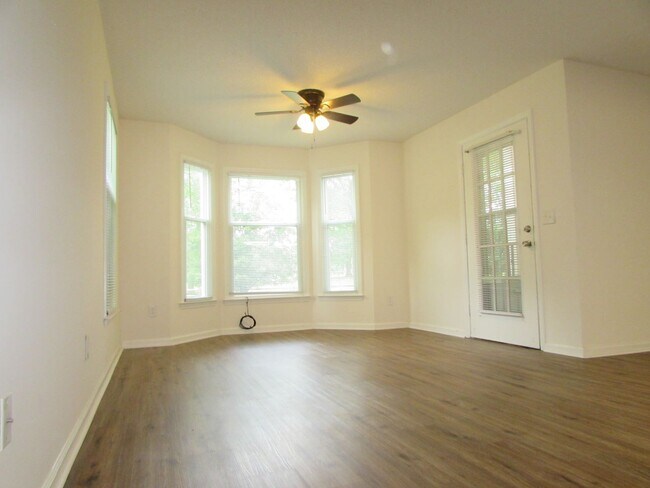 Foto del edificio - 2 Bed, 2 Bath Condo - Desirable Location -...