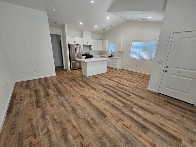 Building Photo - 3 Bedroom 2 Bathroom Duplex for Rent in Corning!