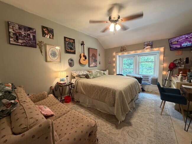 Foto del edificio - 3 bedroom 1 bath Apartment Available June 1st!! Massive bedrooms and a 5 minute walk to campus.