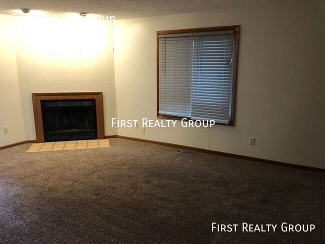 Building Photo - 2 Bedroom, 2 bath Upstairs Apartment in Ce...