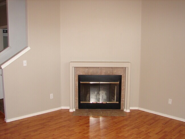 Building Photo - THREE BEDROOM TOWNHOME IN HAZEL DELL