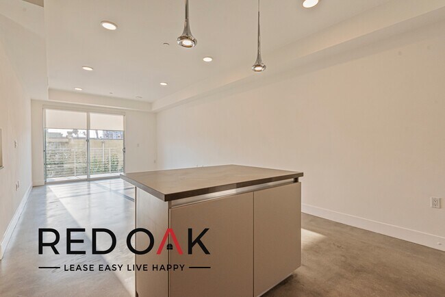 Foto del edificio - Beautiful One Bedroom with Spacious, Sun-D...