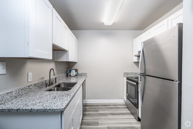 1BR, 1BA - 730SF - Kitchen - Kingsbridge
