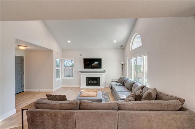 Foto del edificio - Beautiful 3-Bed, 2.5-Bath Del Mar Home: Mo...