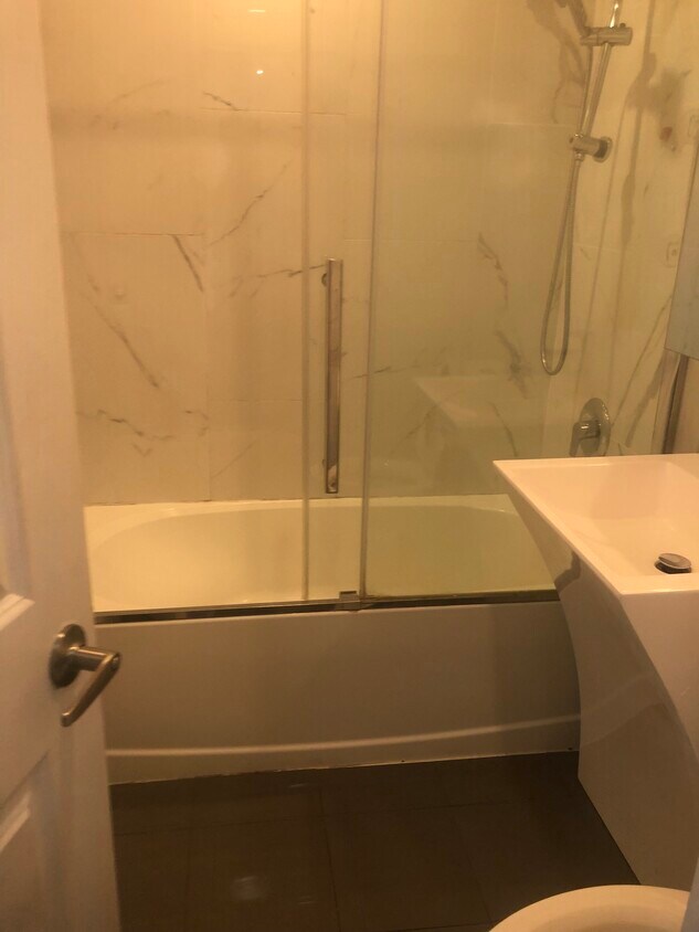 Photo du bâtiment - Lakeside 2 bedroom unit in Etobicoke