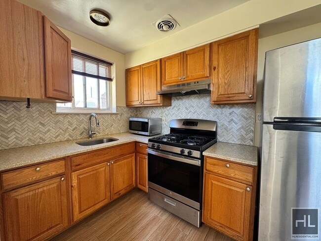 Building Photo - Newly Renovated 2 bedroom apartment spanni... Building Photo - Newly Renovated 2 bedroom apartment spanni...