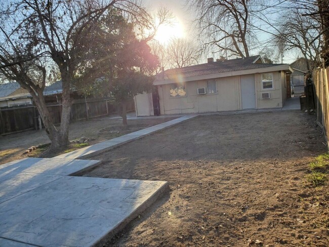 Baclyard - 409 Alturas Ave