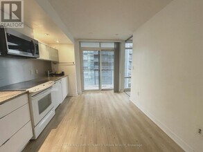 Building Photo - 705-4k Spadina Ave.