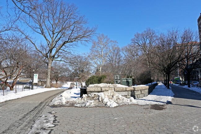 Building Photo - 498 WEA