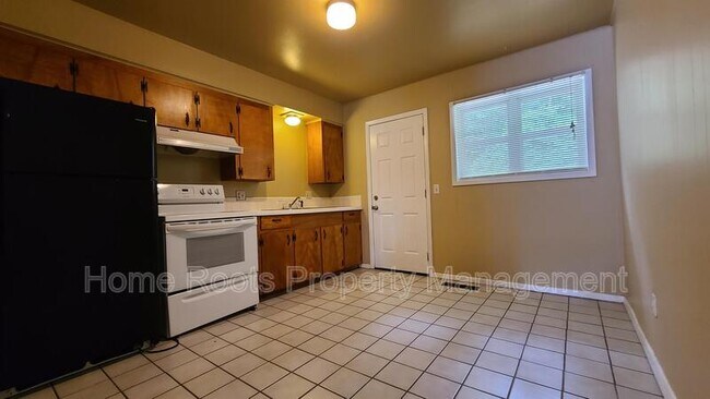 Building Photo - 8825 Country Club Dr
