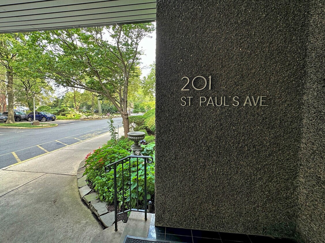 Primary Photo - 201 Saint Pauls Ave