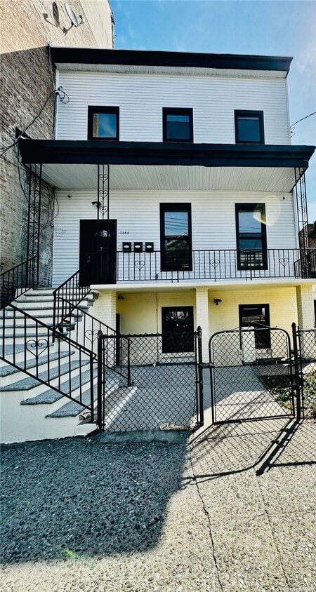 Primary Photo - 2064 Bathgate Ave