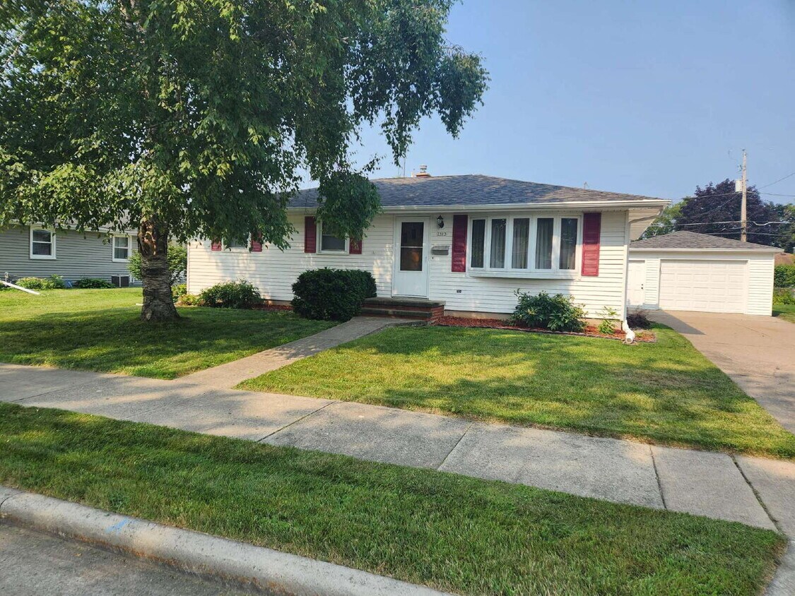 Foto principal - Hard to Find 3 Bedroom Ranch