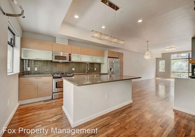 Building Photo - 2 br, 3 bath House - 2335 Walnut Street Un...