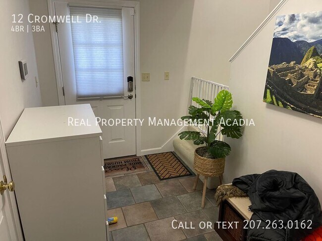 Building Photo - Beautiful Colonial Style home in Quiet Oro...