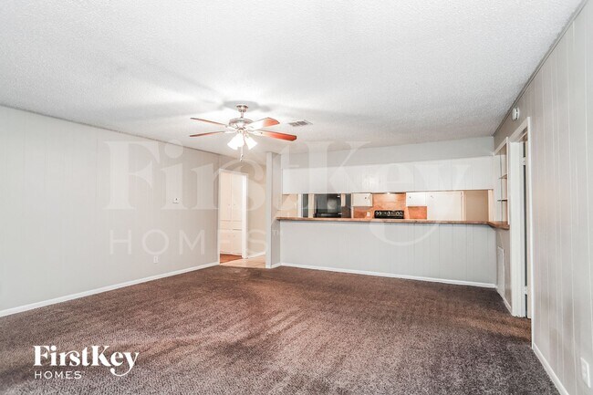 Foto del edificio - 8002 Larkspur Dr