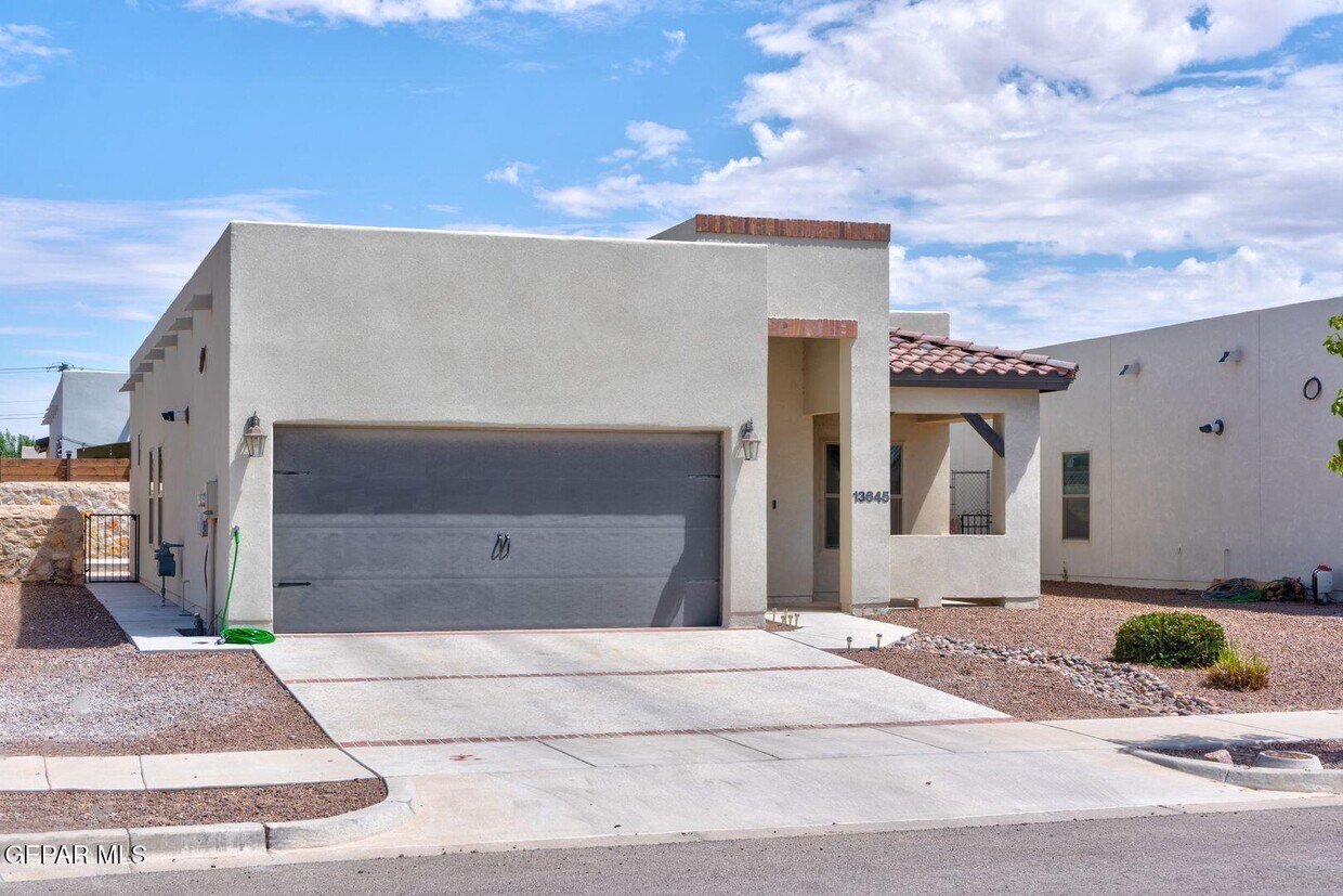Foto principal - 13645 Lancashire St