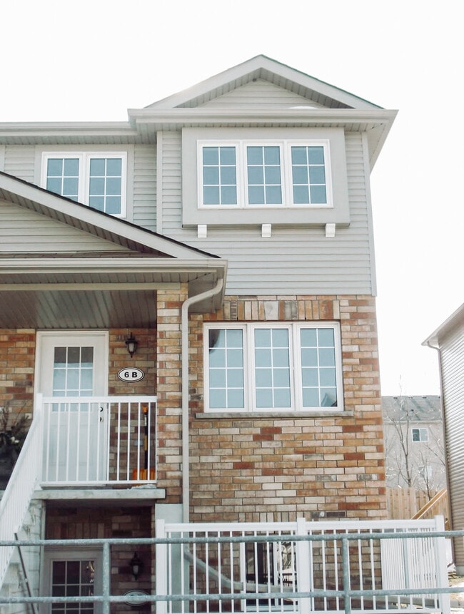 Building Photo - 50 Howe Dr