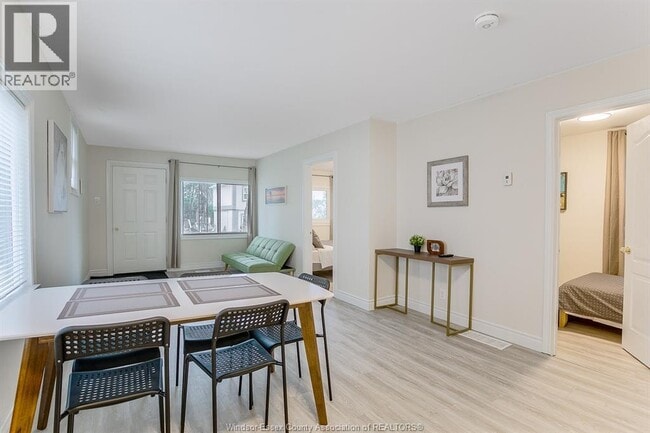 Photo du bâtiment - 811 University Ave E