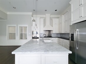Building Photo - 2114 Bidwell Dr