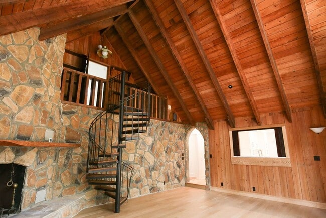 Building Photo - Available 6/15. Stunning, Fully-Rennovated...