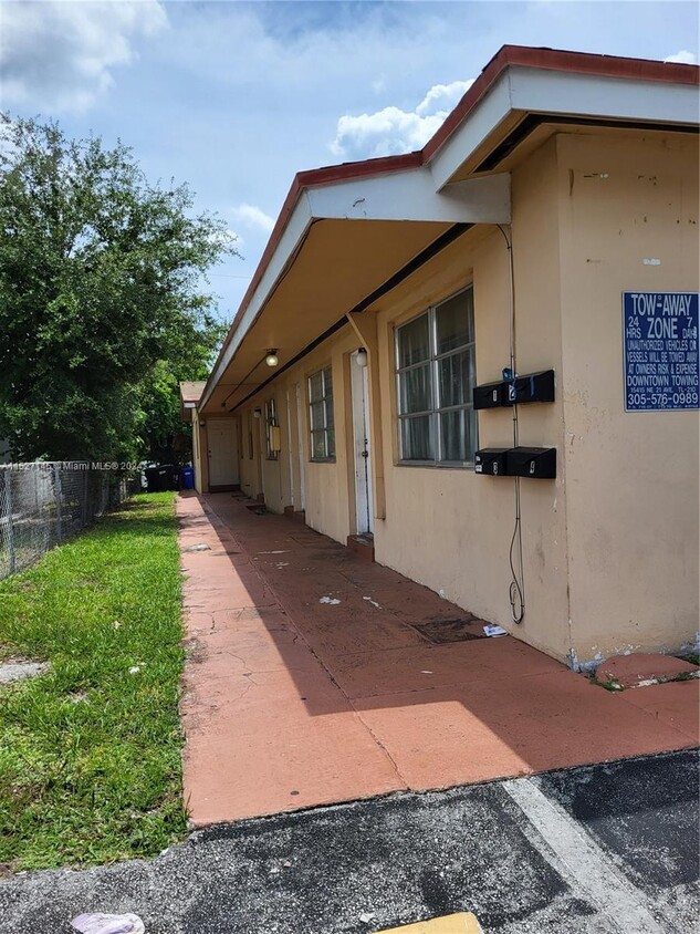 Primary Photo - 16041 NE 19th Ct